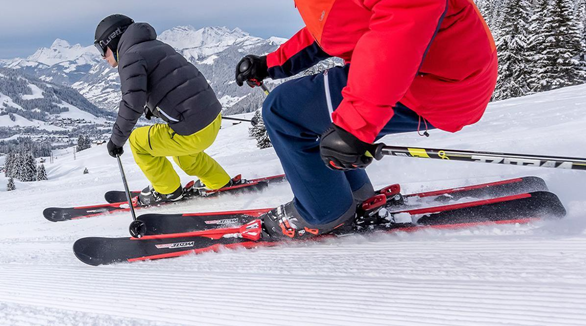 How is skiing training done in Bansko?