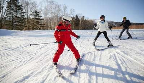 How is skiing training done in Bansko?