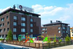 Lucky Bansko Aparthotel SPA & Relax | Kids playground and facade