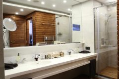 Lucky Bansko Aparthotel SPA & Relax | Presidential Apartment Bath and tube