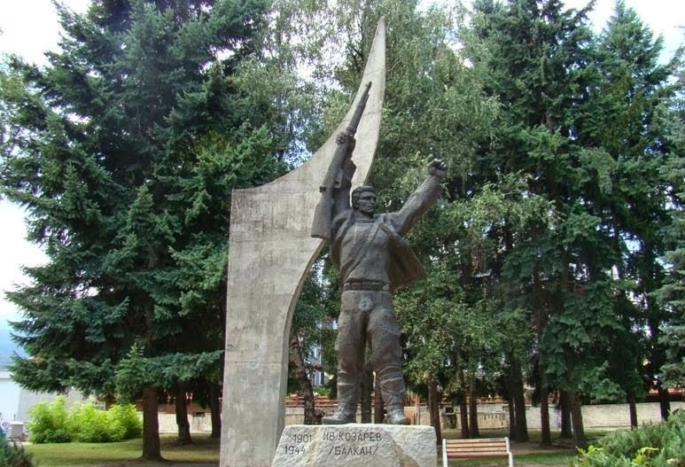 Ivan Kozarev monument| Lucky Bansko