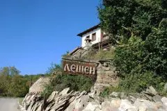 Plaque at the entrance of the village of Leshten
