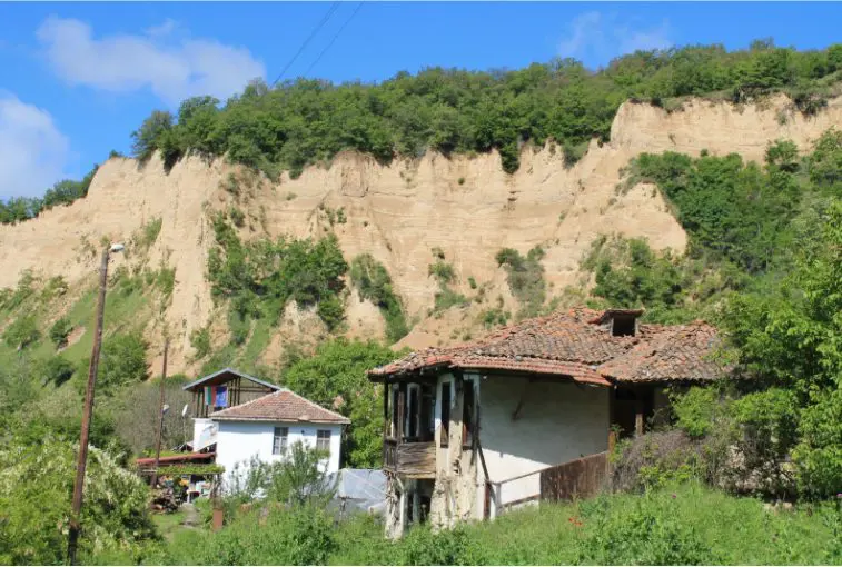 The sand tunnel near the village of Lyubovishte