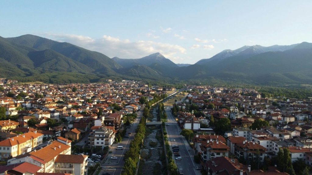 Бъндеришка поляна в Банско през лятото и зимата