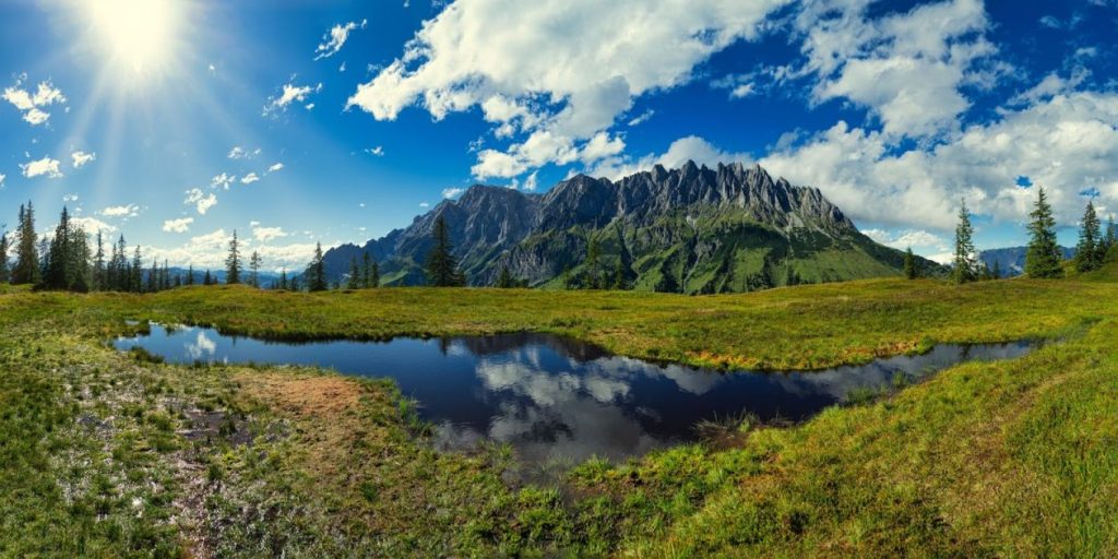 планински пейзаж с езеро