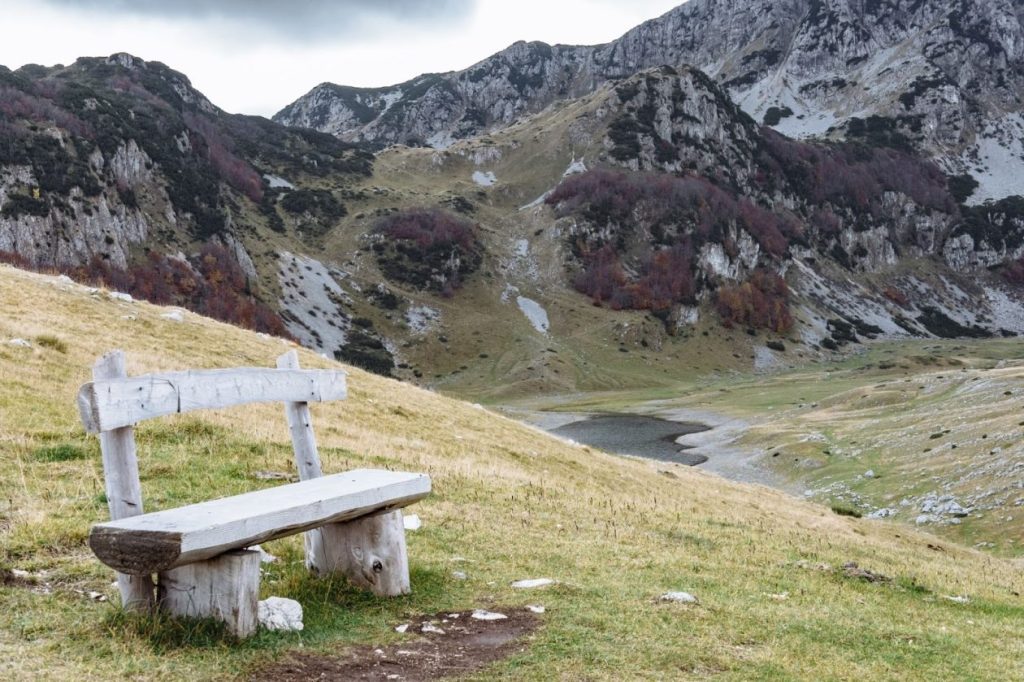 дървена скамейка в планина