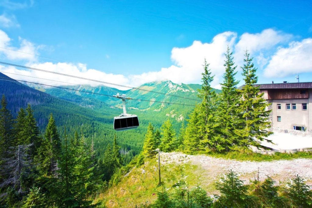 планинска гледка с лифт през лятото